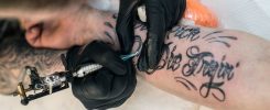 El artista se dedica a manejar el tatuaje con sumo cuidado, minimizando los riesgos asociados durante el proceso de curar un tatuaje.