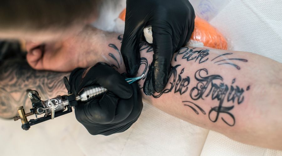 El artista se dedica a manejar el tatuaje con sumo cuidado, minimizando los riesgos asociados durante el proceso de curar un tatuaje.