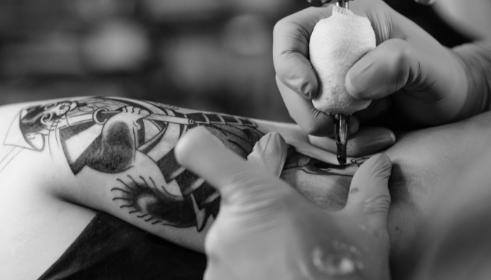 Artista tatuando a una persona