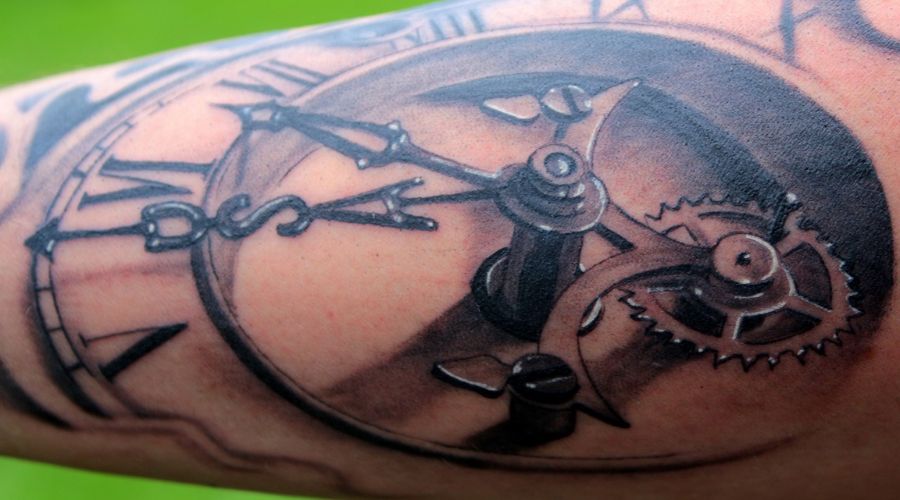 tatuaje de reloj, este para hacer referencia a cuanto tarda en curarse un tatuaje
