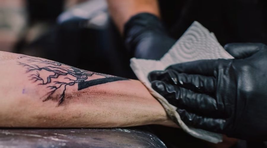 Tatuaje recién terminado y algo enrojecido por el tacto de la aguja.