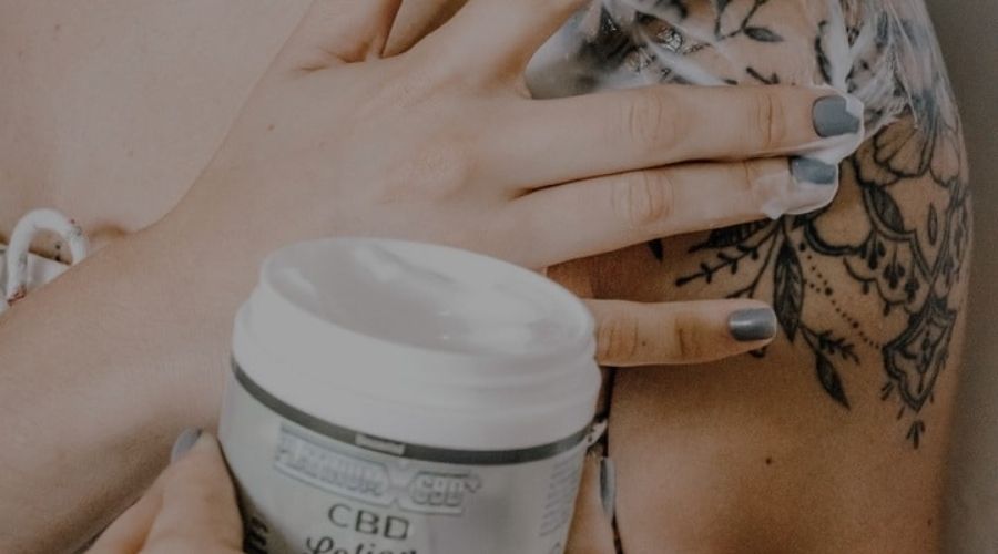 Persona hidratando su tatuaje para mantener bien cuidada su piel