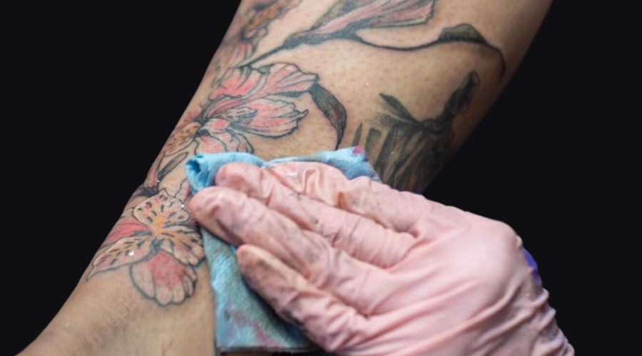 Persona cuidando y protegiendo su tatuaje de infecciones y bacterias