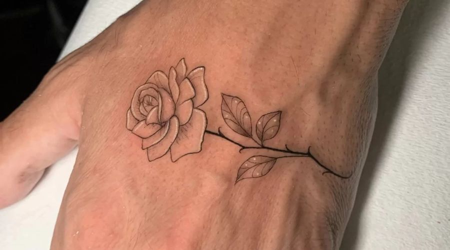 tatuaje de una flor del Tatuador Beis