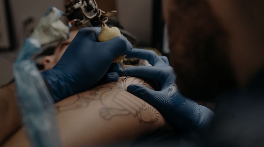 Artista del tatuaje profesional