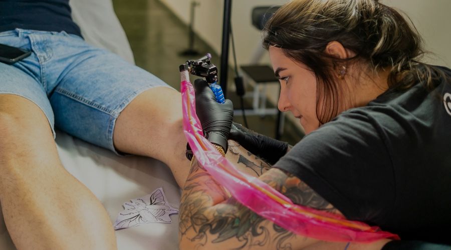 Artista del tatuaje profesional y con todas las protecciones necesarias para trabajar y no poner en riesgo a su cliente.