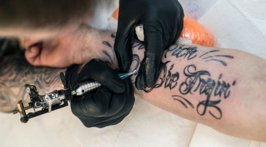 El artista se dedica a manejar el tatuaje con sumo cuidado, minimizando los riesgos asociados durante el proceso de curar un tatuaje.